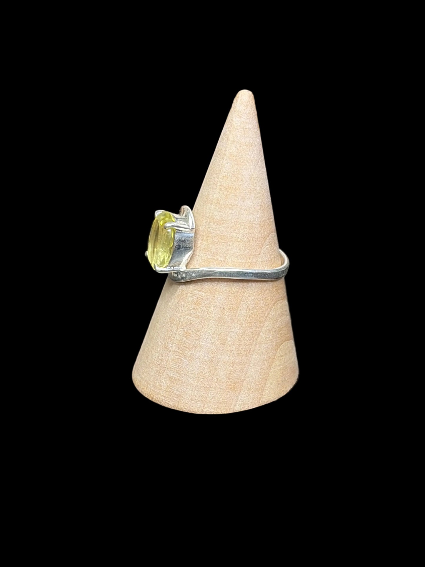 Elegant Lemon Quartz Ring - size 8
